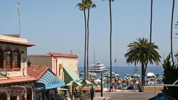 A coastal area with a restaurant named 'Ki Casita' offering Mexican food, palm trees, and a marina with boats. - 2BD Home, 1/2 Block to the Beach, A/C, Pet Friendly, WIFI. - 124 Claressa Ave (Avalon)