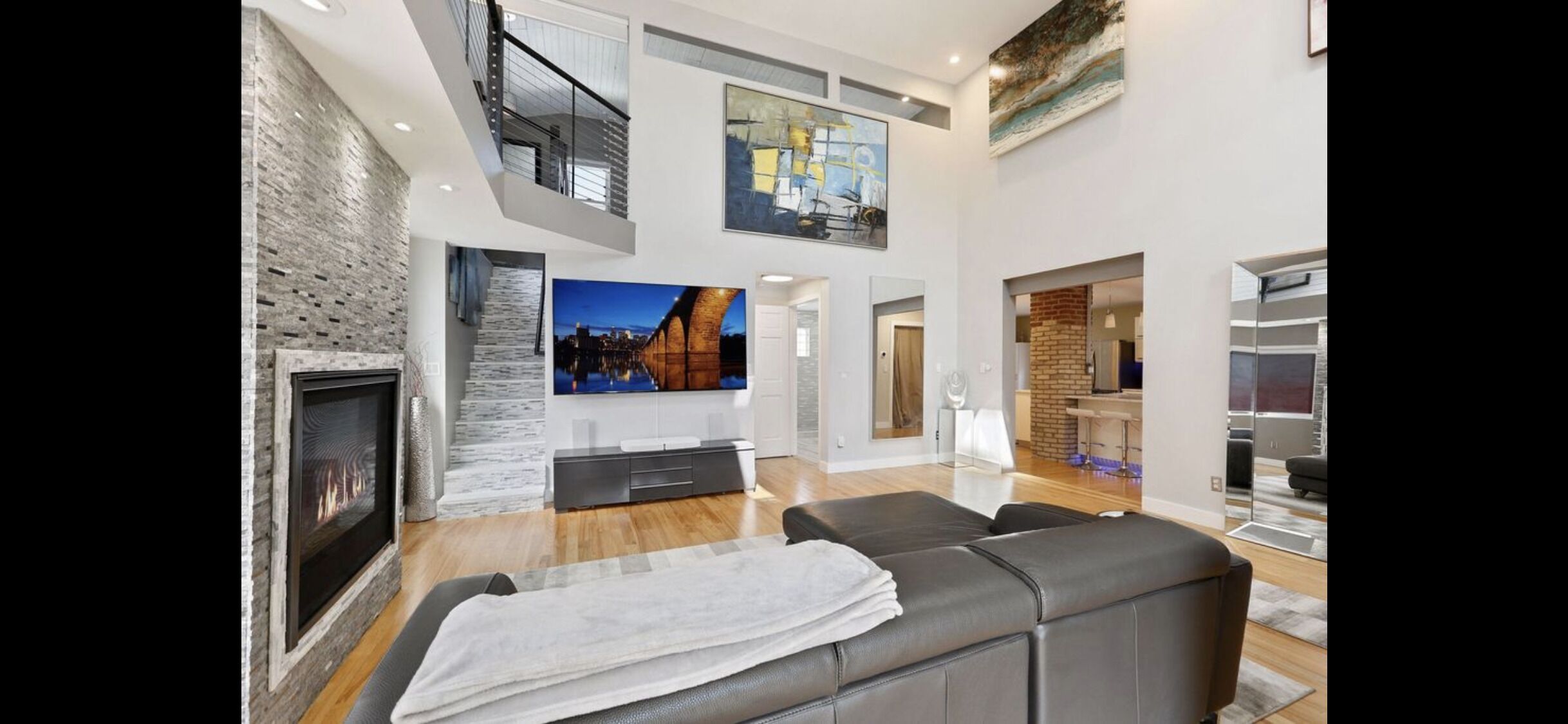 Smart TV, fireplace, stereo