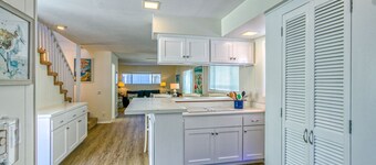 324D: Well-appointed Two Story Home + Ample Deck + WIFI + New Carpet - 324 Desca