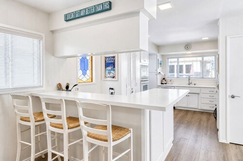 324D: Well-appointed Two Story Home + Ample Deck + WIFI + New Carpet - 324 Desca