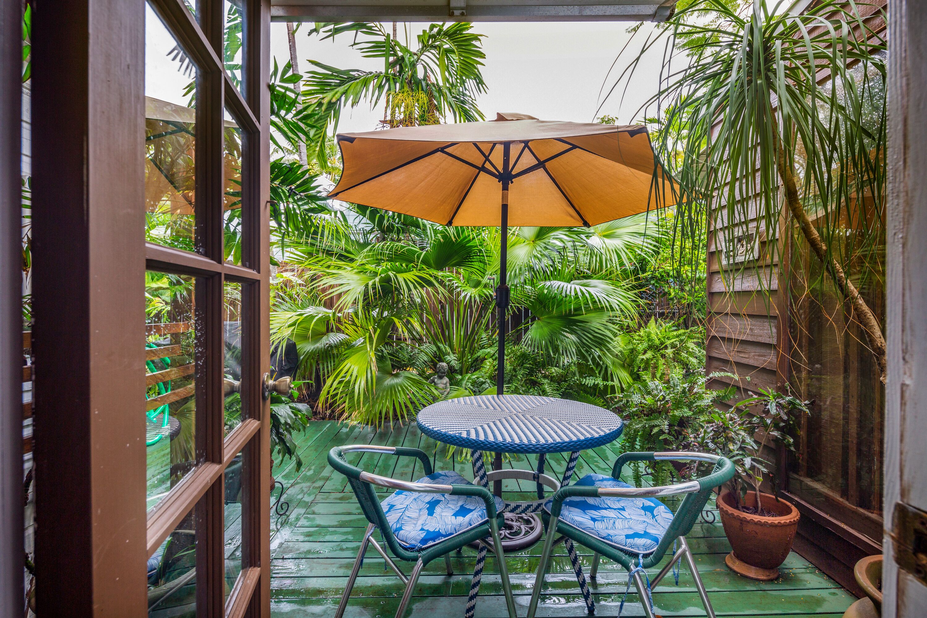 ~ SOLARIS COTTAGE ~ Live like a local in this bright and cozy retreat.