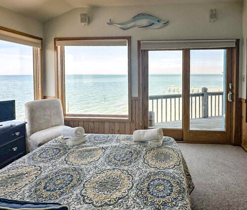 Out Of The Blue: Soundfront, spectacular sunsets, private boat dock.