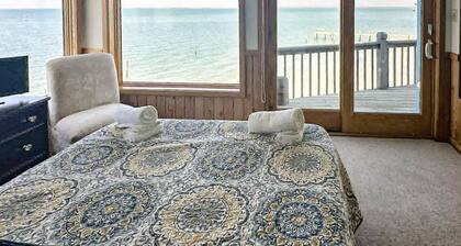 Out Of The Blue: Soundfront, spectacular sunsets, private boat dock.