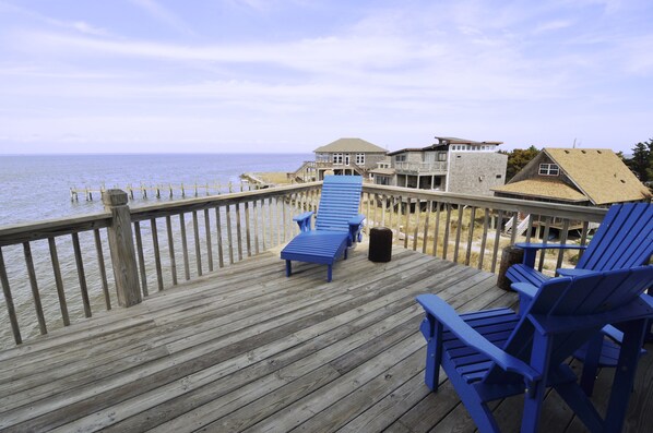 Terrace/patio - Out Of The Blue: Soundfront, spectacular sunsets, private boat dock. (Ocracoke)