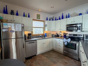 Coffee/tea maker, fridge, microwave, oven - Out Of The Blue: Soundfront, spectacular sunsets, private boat dock. (Ocracoke)