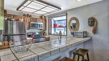 Cafetera y tetera y utensilios de cocina