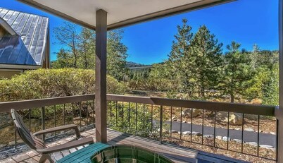 Warm & Cozy Squaw Valley Condo close to Ski Resort
