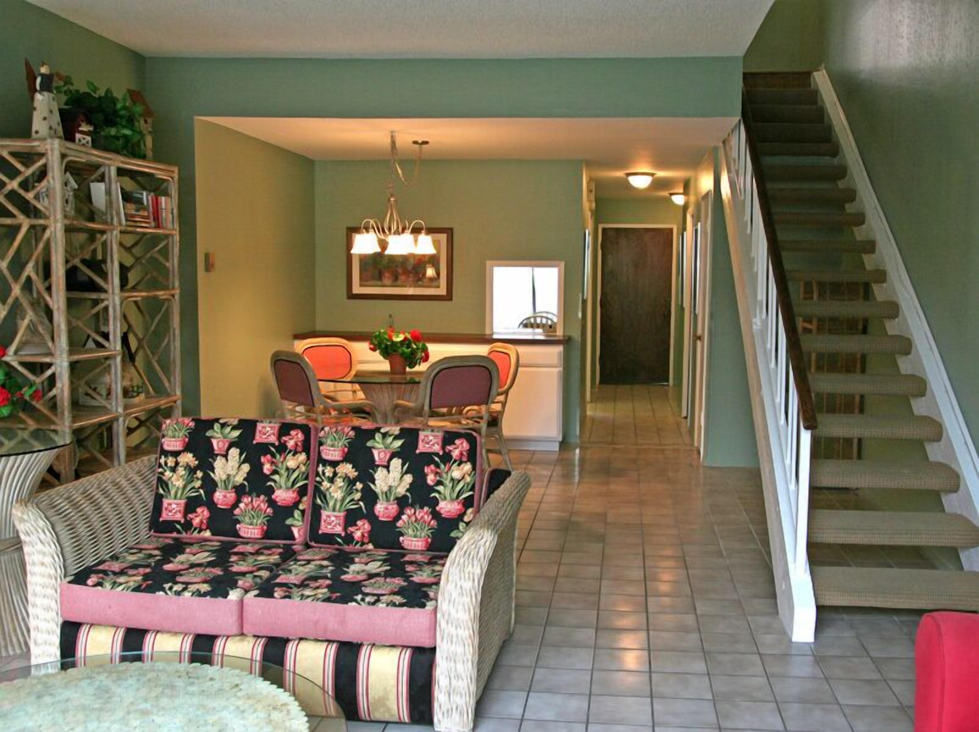 2 bdr, 2.5 bath, Townhouse Style Condo, Common Pool & Jacuzzi