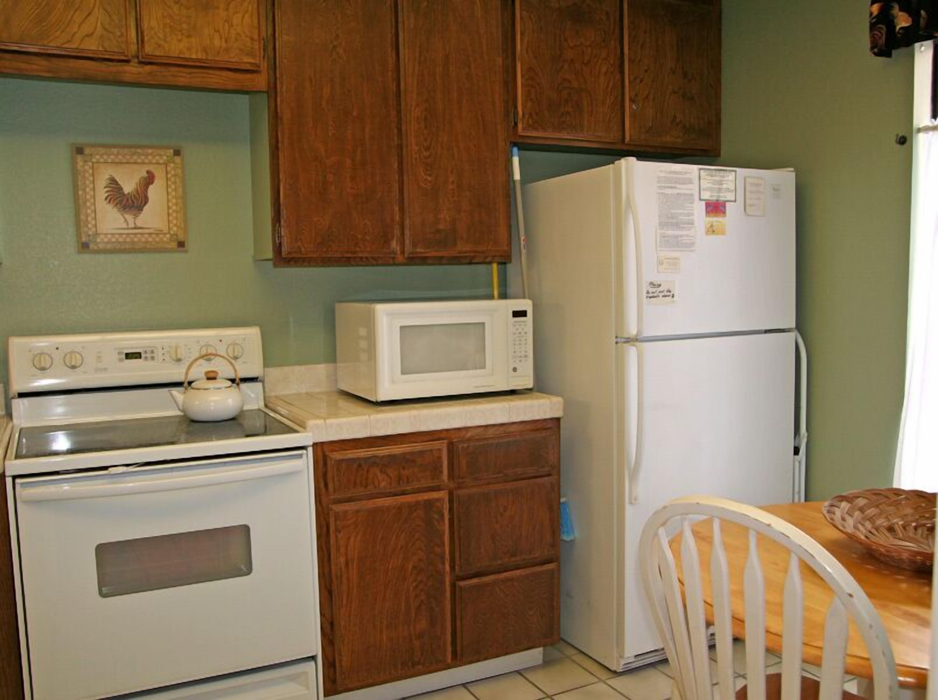 2 bdr, 2.5 bath, Townhouse Style Condo, Common Pool & Jacuzzi