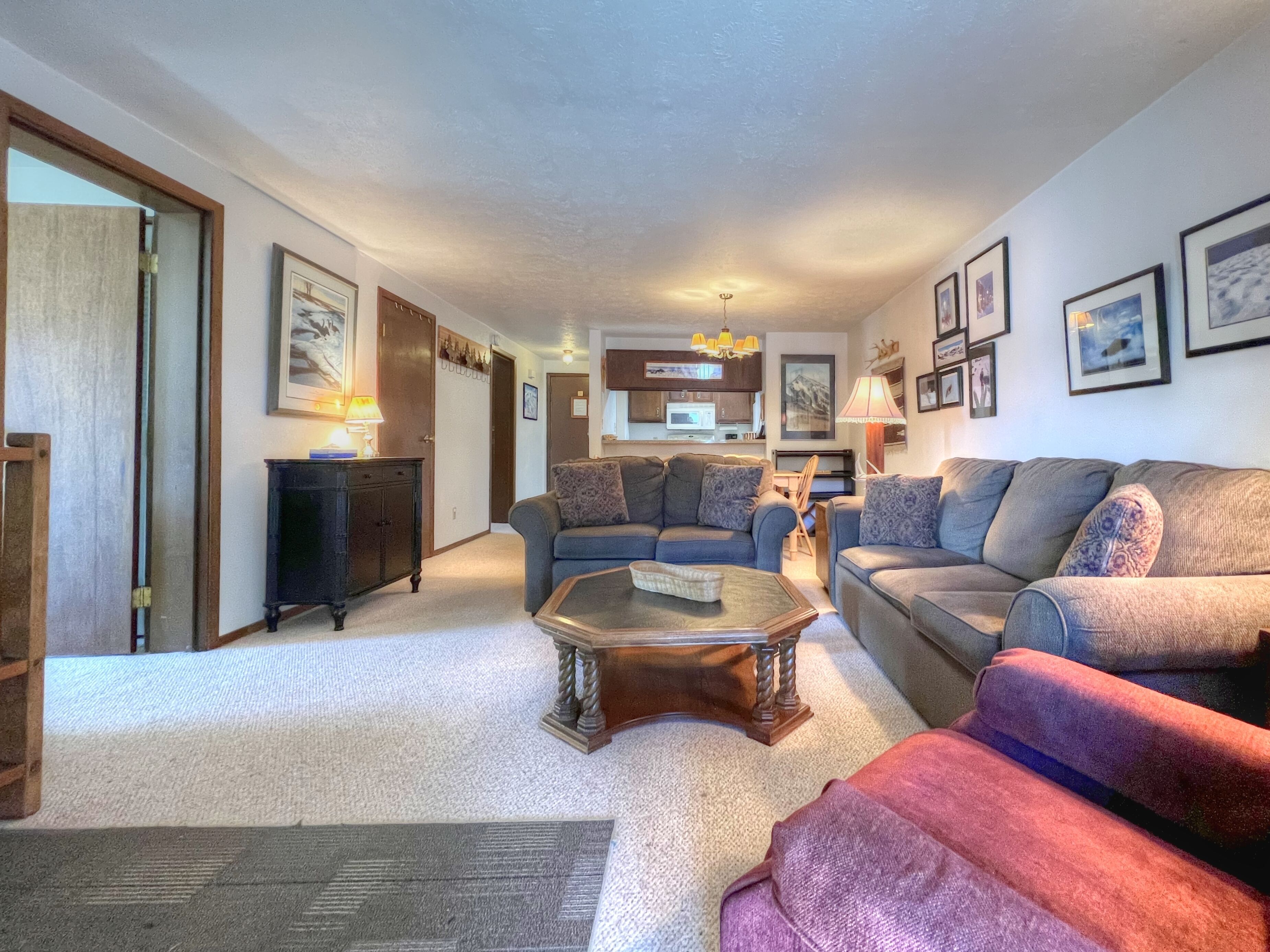 Comfortable 2 bedroom, Mountain View, Outdoor Heated Pool!