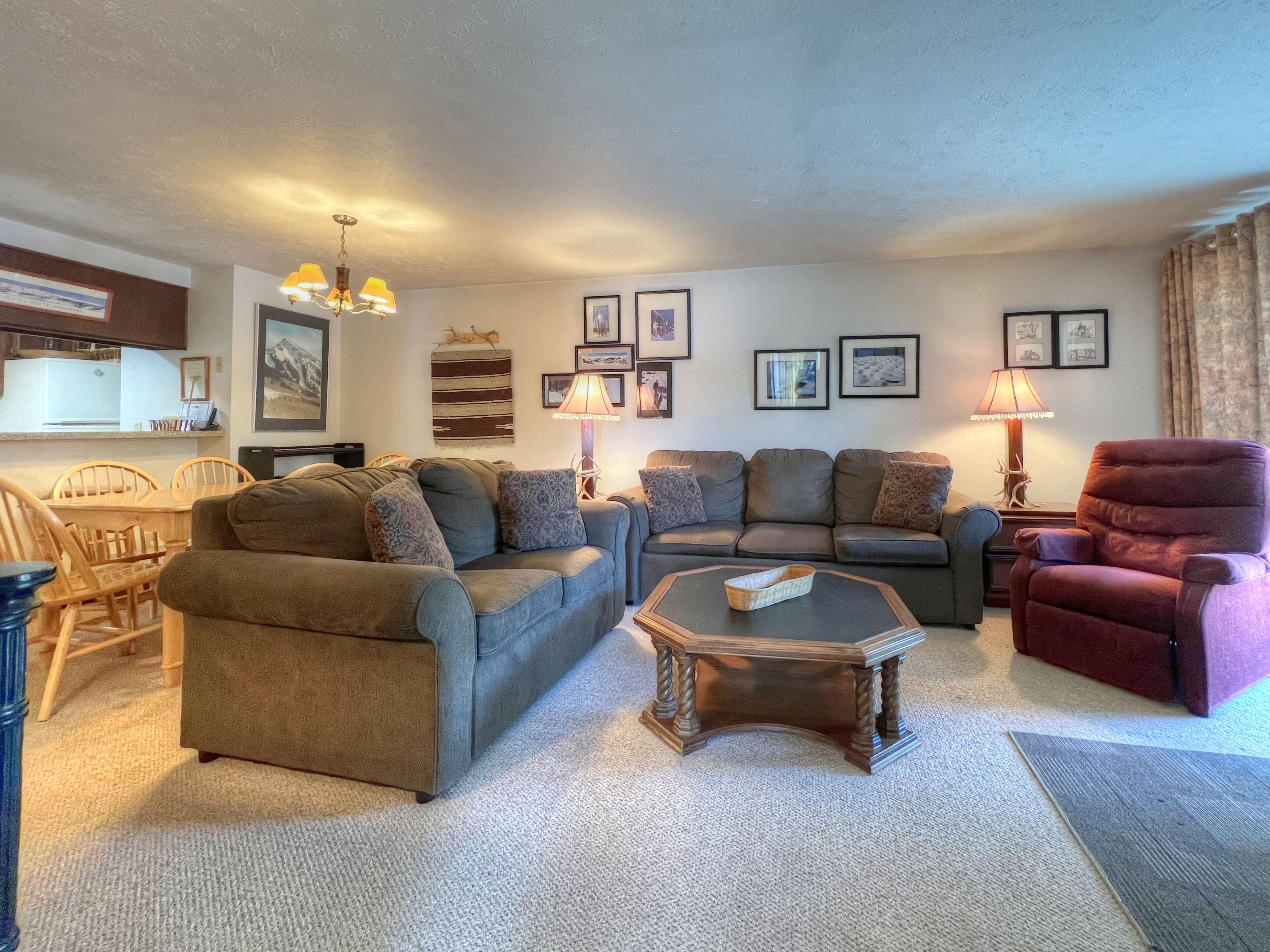 Comfortable 2 bedroom, Mountain View, Outdoor Heated Pool!