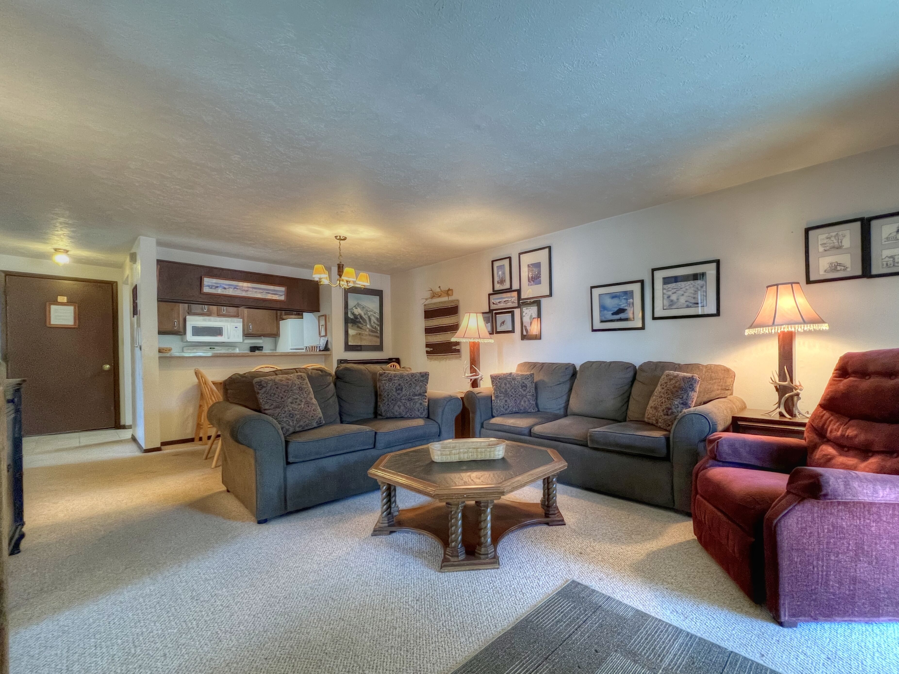Comfortable 2 bedroom, Mountain View, Outdoor Heated Pool!