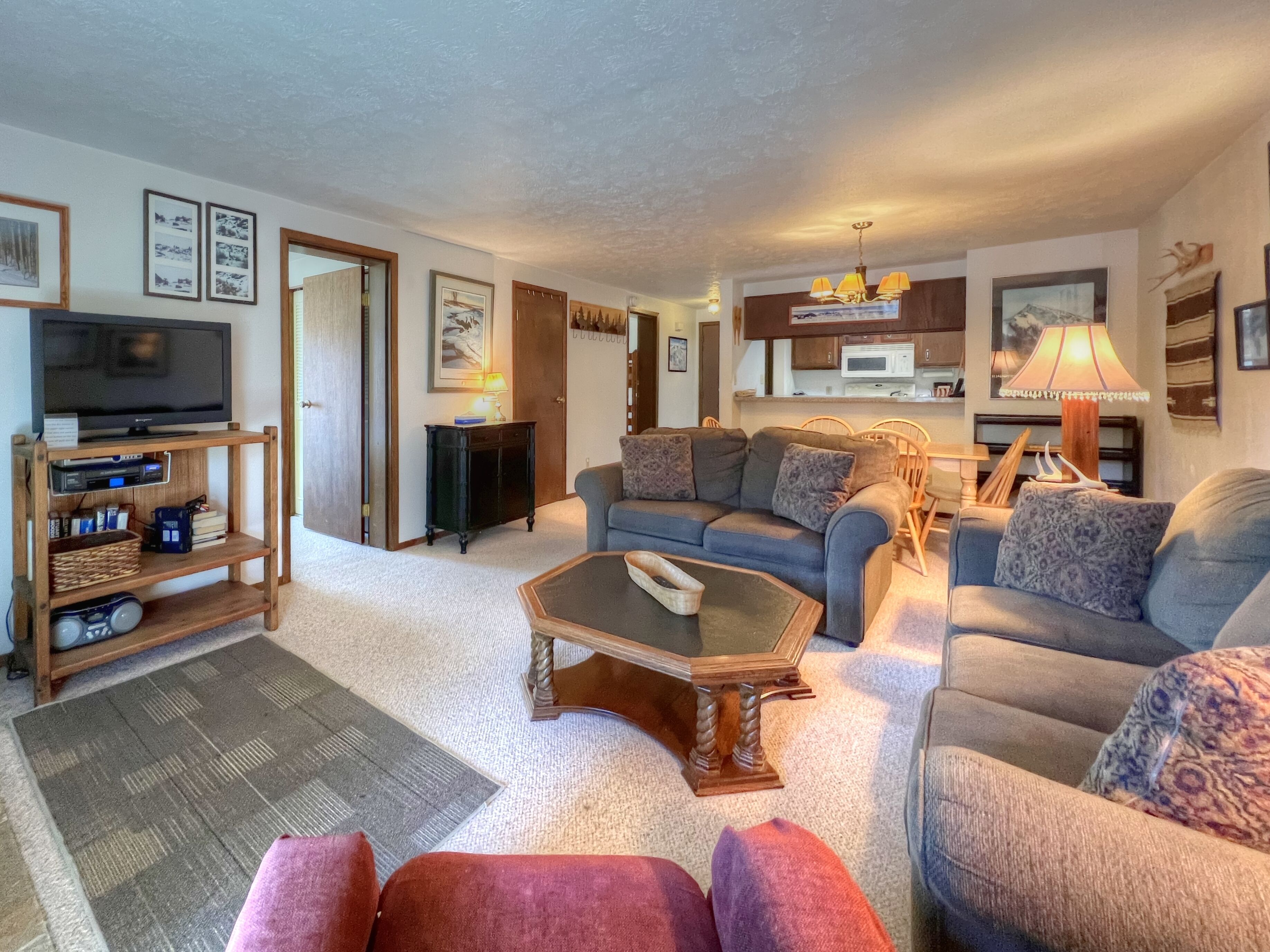 Comfortable 2 bedroom, Mountain View, Outdoor Heated Pool!