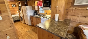 Alone at Last! Hiking ,Hot Tub, Gril, View, Private, Free WiFi, Pet Friendly