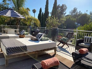 Terrace/patio - 3 BEDROOM Penthouse VILLA - VIEWS POOL and OUTDOOR LOUNGE (Los Angeles)