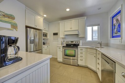 351D: Beautiful Restored Home, 2.5 Blocks from Downtown