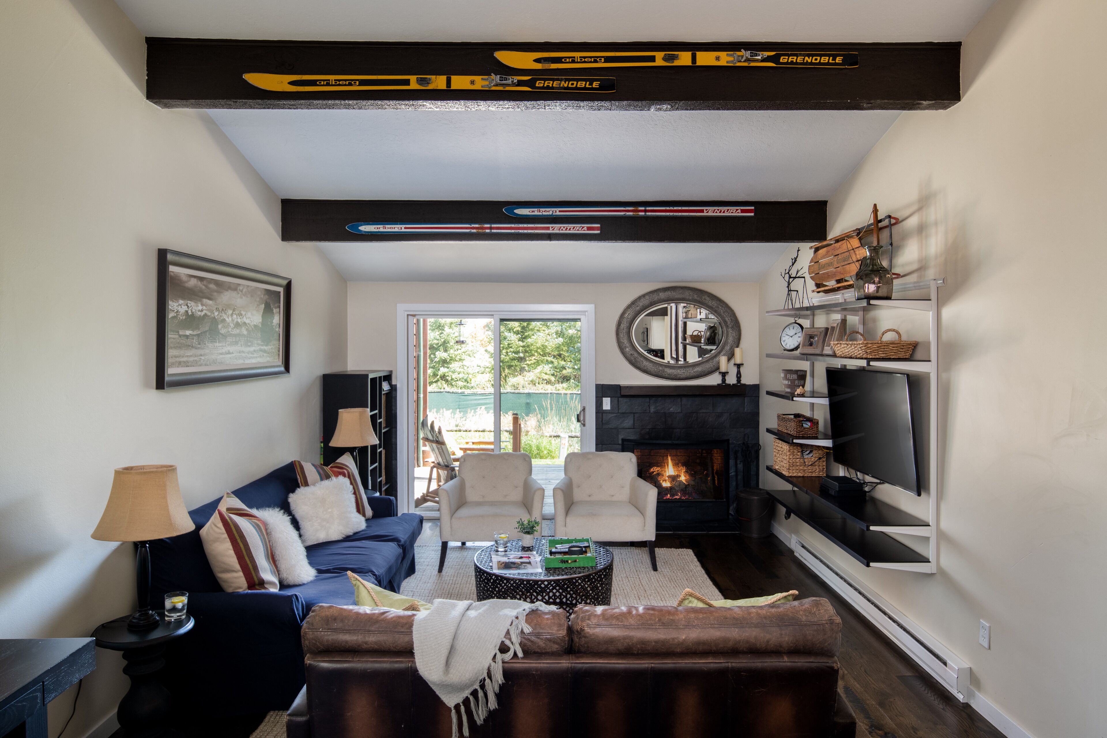 Smart TV, fireplace