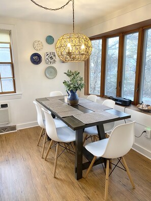 Dining - Starfish Cottage★0.4mi walk Beach & Village★Pet Friendly★Bikes★Fireplace★Firepit (Dennis)