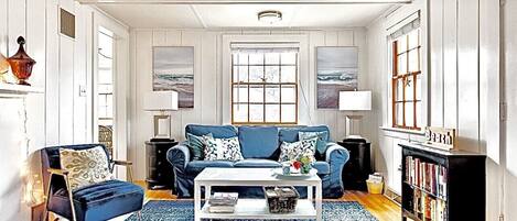 Una Smart TV, una chimenea, libros