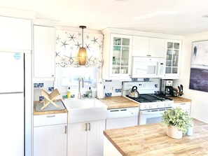 Fridge, microwave, oven, stovetop - Starfish Cottage★0.4mi walk Beach & Village★Pet Friendly★Bikes★Fireplace★Firepit (Dennis)