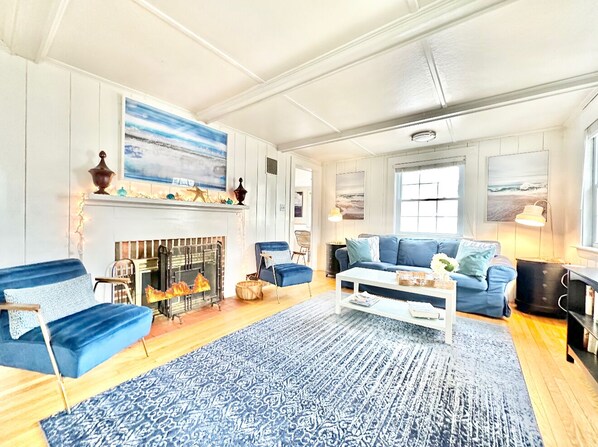 Smart TV, fireplace, books - Starfish Cottage★0.4mi walk Beach & Village★Pet Friendly★Bikes★Fireplace★Firepit (Dennis)