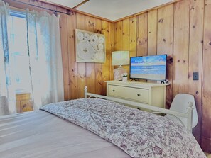 3 bedrooms, iron/ironing board, travel crib, free WiFi