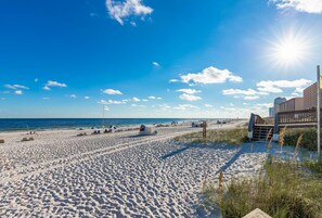 On the beach - TRADEWINDS 2 Bedroom **BEACH FRONT!** (Orange Beach)