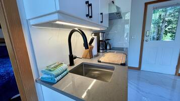 Coffee/tea maker, fridge, microwave, stovetop