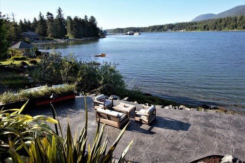 Private Oceanfront Cabin and Hot Tub! - GWW