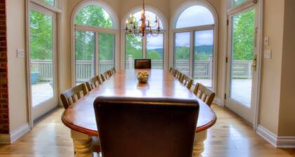 Lodge at Edenderry-Asheville Mountain Luxury Retreat Hot Tub & More!