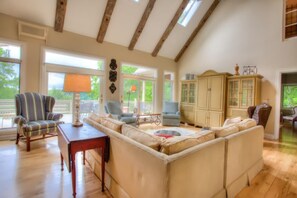 Televisio, takka, DVD-soitin, pöytätennispöytä