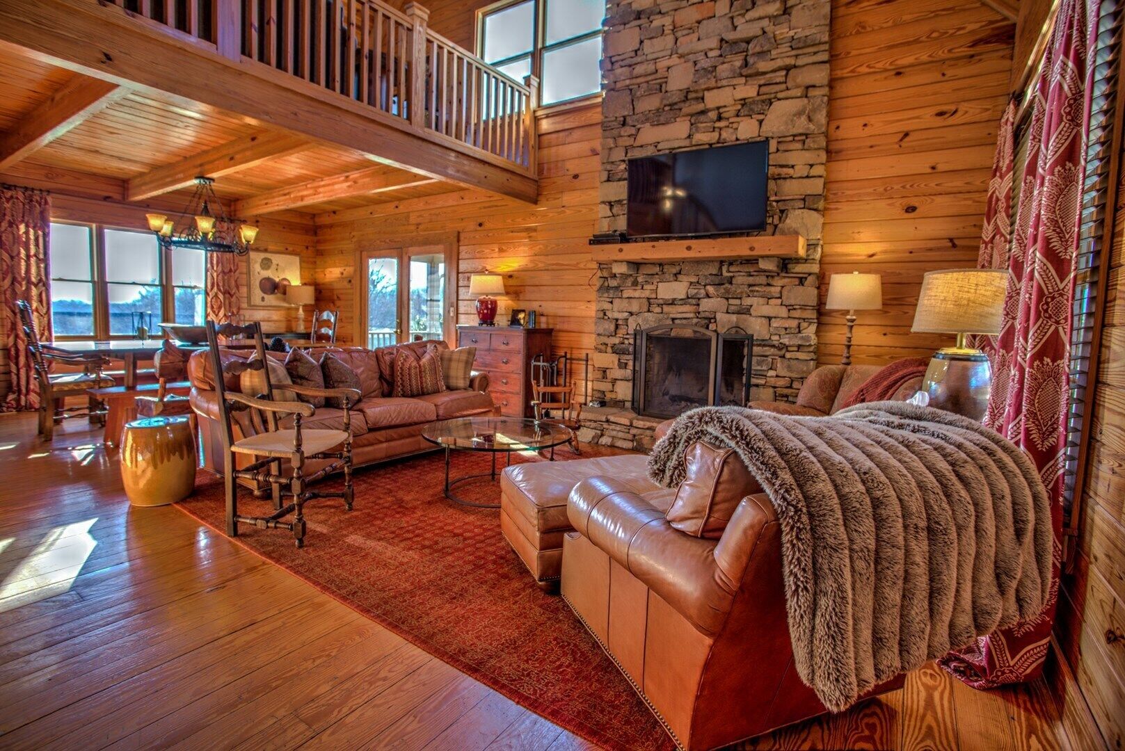 Avery's Creek: Private swimming pool! Close to Asheville & Biltmore Park. Family & group FUN!