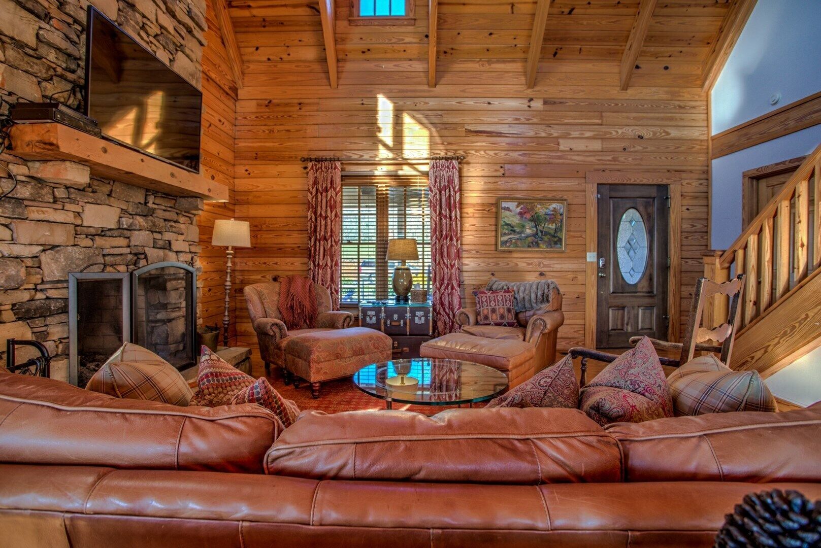 Avery's Creek: Private swimming pool! Close to Asheville & Biltmore Park. Family & group FUN!