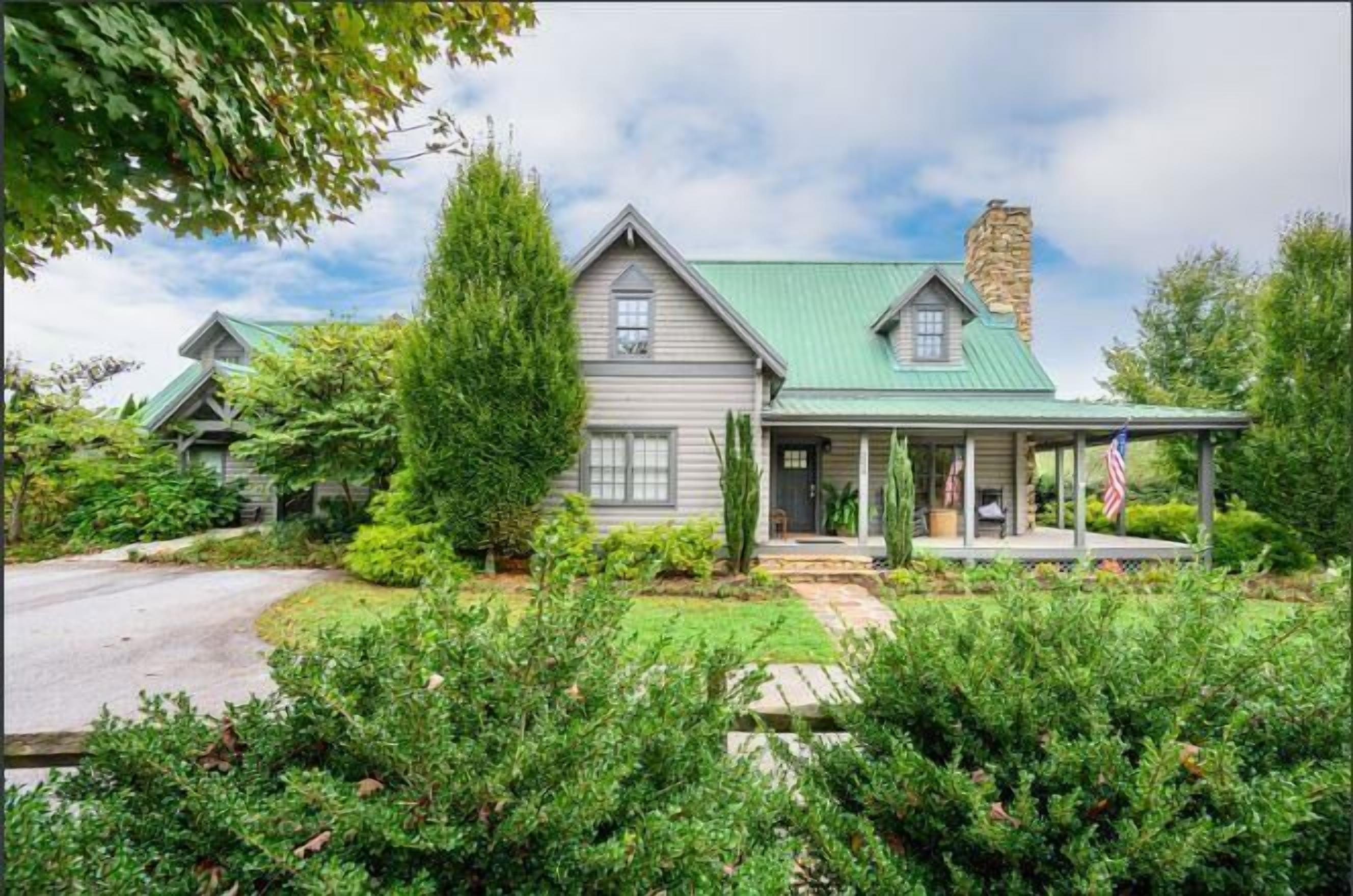 Avery's Creek: Private swimming pool! Close to Asheville & Biltmore Park. Family & group FUN!