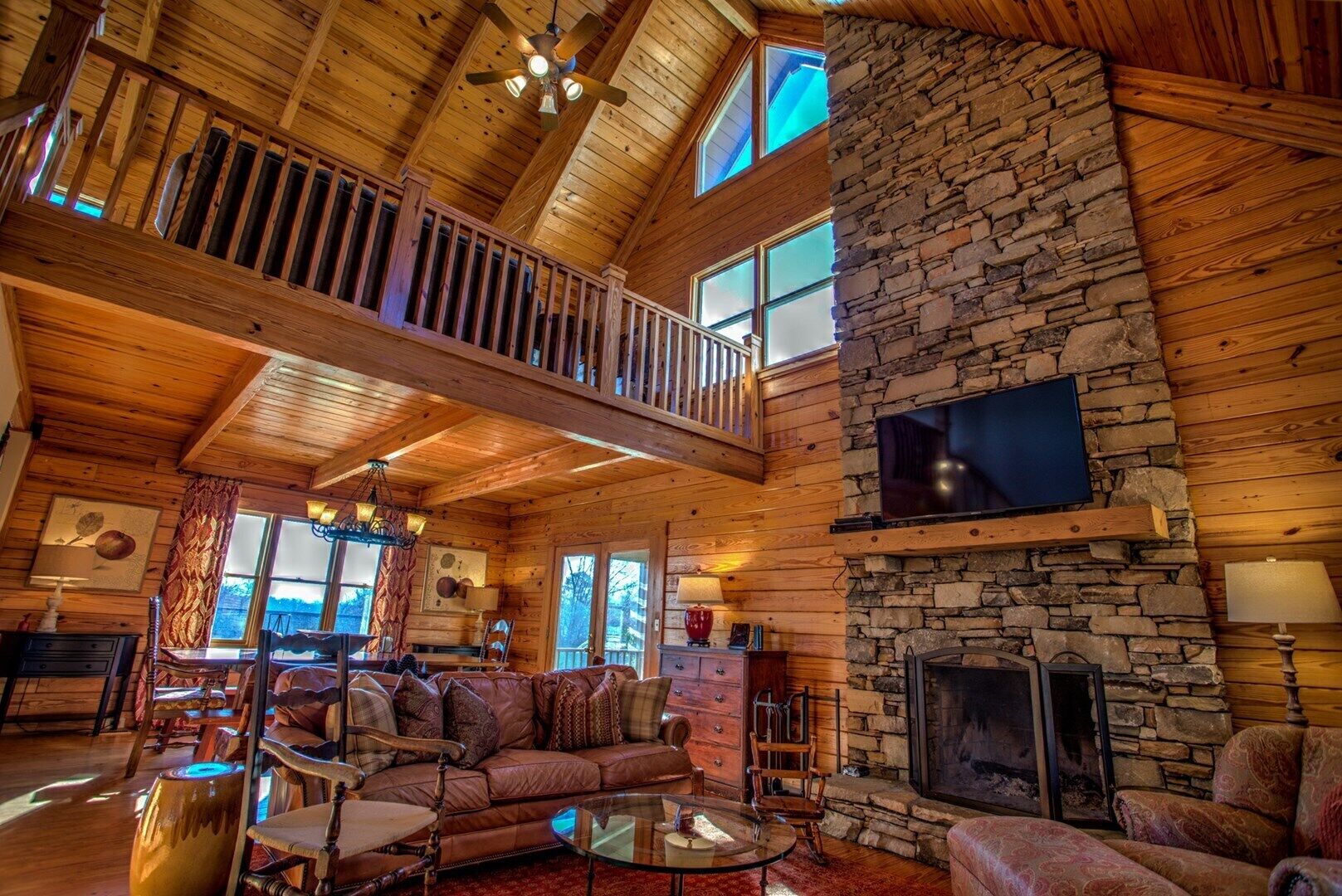 Avery's Creek: Private swimming pool! Close to Asheville & Biltmore Park. Family & group FUN!