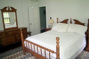 3 bedrooms, iron/ironing board, free WiFi, bed sheets - Antebellum Home up North - Enjoy this beautiful home! (Ft. Erie)