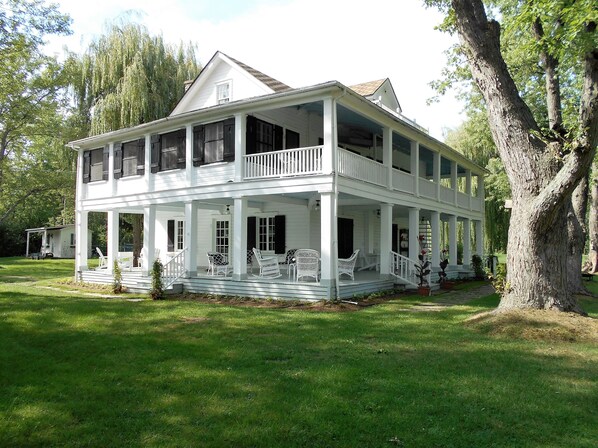 Exterior - Antebellum Home up North - Enjoy this beautiful home! (Ft. Erie)