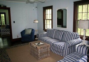 Smart TV, books - Antebellum Home up North - Enjoy this beautiful home! (Ft. Erie)