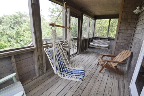 Blue Heaven: Secluded, at the end of a quiet lane, lookout deck.