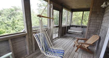 Blue Heaven: Secluded, at the end of a quiet lane, lookout deck.
