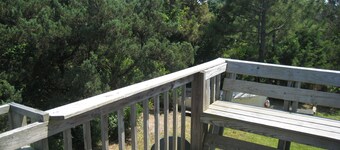 Blue Heaven: Secluded, at the end of a quiet lane, lookout deck.