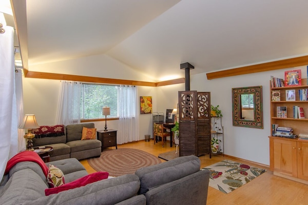 Large, bright livingroom w/library. (Reading
/lounge area in separate photo.)