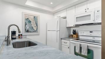 Refrigerador, microondas, horno y lavavajillas