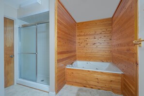 Chuveiro, banheira de hidromassagem, toalhas de banho 