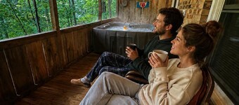 Bearidise Ridge Cottage: Your Cozy Mountain Escape with Hot Tub & Scenic Views