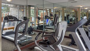 Et fitnesscenter med løbebånd, crosstrainere og motionscykler.