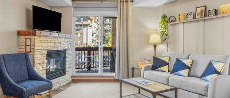 Een televisie en een open haard