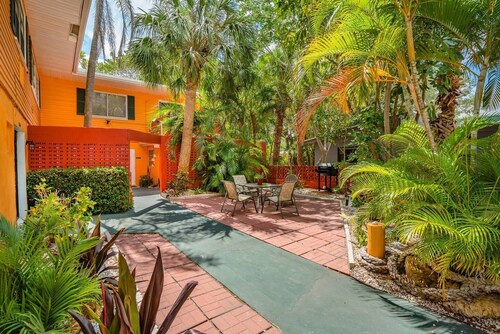 Great Location! Walk to beach and restaurants!