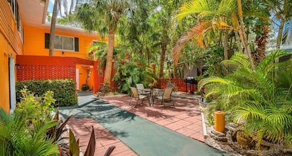 Great Location! Walk to beach and restaurants!