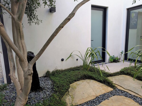 Exterior detail - Contemporary suite in Santa Monica with private entrance (Santa Monica)